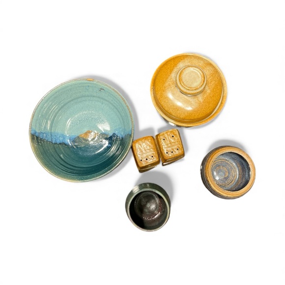 Lot of signed Studio Pottery Bowl, Shakers,Lidded Bowl,2 pots handcraft artisans - Picture 6 of 14